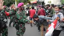 Marinir AL saat menghalau massa usai terjadi pelemparan batu di Jalan MH, Thamrin, Jakarta, Selasa (13/10/2020). Massa pengunjuk rasa yang menolak Omnibus Law UU Cipta Kerja akhirnya dibubarkan aparat. (merdeka.com/Arie Basuki)