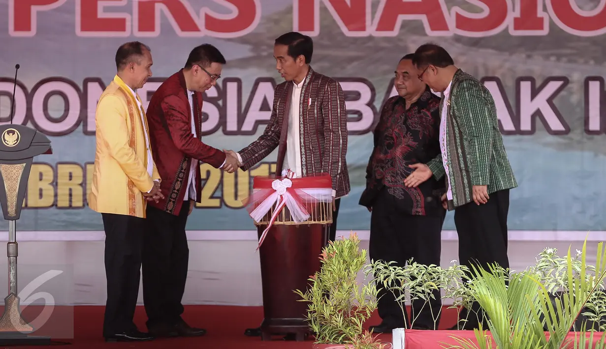 Presiden Jokowi usai memukul tifa menandai acara puncak Hari Pers Nasional (HPN) 2017 di Ambon, Maluku, Kamis (9/2). Dalam kesempatan ini, Jokowi mengucapkan selamat merayakan HPN kepada seluruh insan pers se tanah air. (Liputan6.com/Faizal Fanani)