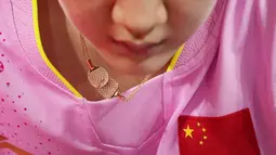 Petenis China Chen Meng mengenakan kalung bergambar raket pada pertandingan perebutan medali emas tunggal putri tenis meja Olimpiade Musim Panas 2020 di Tokyo, Jepang, Kamis (29/7/2021). (AP Photo/Kin Cheung)
