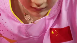 Petenis China Chen Meng mengenakan kalung bergambar raket pada pertandingan perebutan medali emas tunggal putri tenis meja Olimpiade Musim Panas 2020 di Tokyo, Jepang, Kamis (29/7/2021). (AP Photo/Kin Cheung)