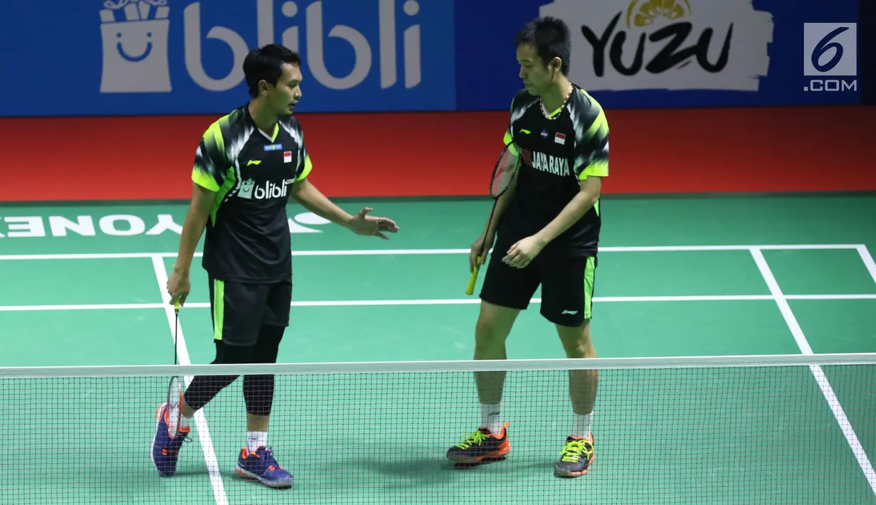 Ganda putra Indonesia, M Ahsan/Hendra Setiawan saat melawan Marcus F Gideon/Kevin Sanjaya Sukomuljo di 32 besar Indonesia Open 2018, Istora GBK, Jakarta, Rabu (4/7). Kevin/Marcus unggul 21-16, 18-21, 21-10. (Liputan6.com/Helmi Fithriansyah)