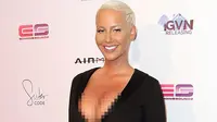 Amber Rose Tutupi Kepala dan Wajah Pakai Hijab?