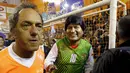 Presiden Bolivia, Evo Morales (kiri) dan Daniel Scioli, gubernur provinsi Buenos Aires dan calon presiden Argentina dari Victory, tiba untuk bermain sepak bola di Benavidez, Buenos Aires, Argentina (17/9/2015). (REUTERS/Marcos Brindicci)