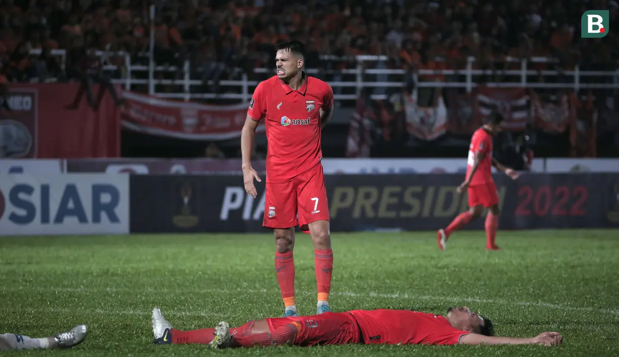 Ekspresi dua pemain Borneo FC, Matheus Pato (atas) dan Agung Prasetyo usai gagal menjebol gawang Arema FC. (Bola.com/Ikhwan Yanuar)