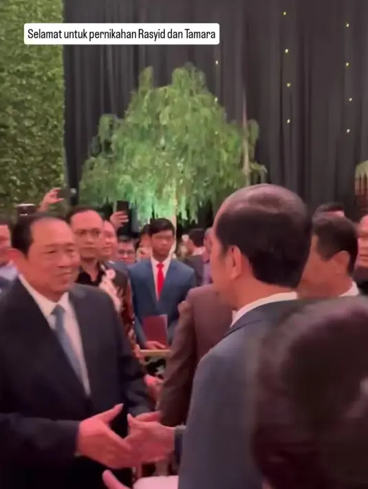 Pernikahan Rasyid, putra Hatta Rajasa, dengan Tamara, cucu Jusuf Kalla, menjadi ajang pertemuan tokoh-tokoh besar. SBY dan Jusuf Kalla bahkan didapuk menjadi saksi pernikahan, menambah makna dalam acara tersebut. Keberadaan mereka semakin memperkuat kesan kekeluargaan di antara para pemimpin.  (Liputan6.com/IG/@jokowi)