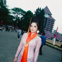 Syandria memilih kebaya modern warna pink yang dihiasi taburan payet apik. [@syandria]