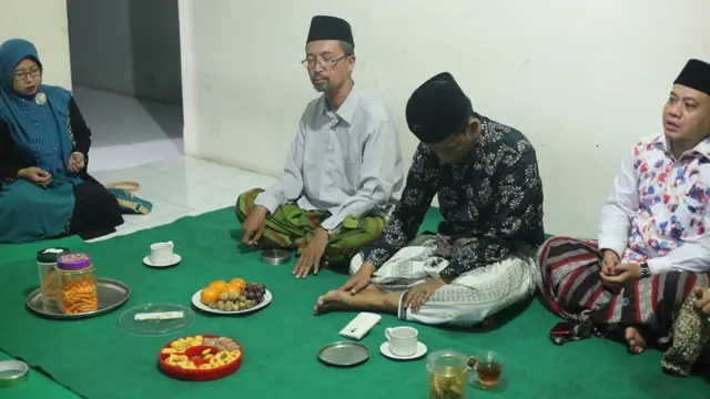 Ida Fauziah bersilaturahmi dengan Pengasuh Ponpes al Mubarok, KH Zakaria Anshor (Tim Media Ida Fauziah)