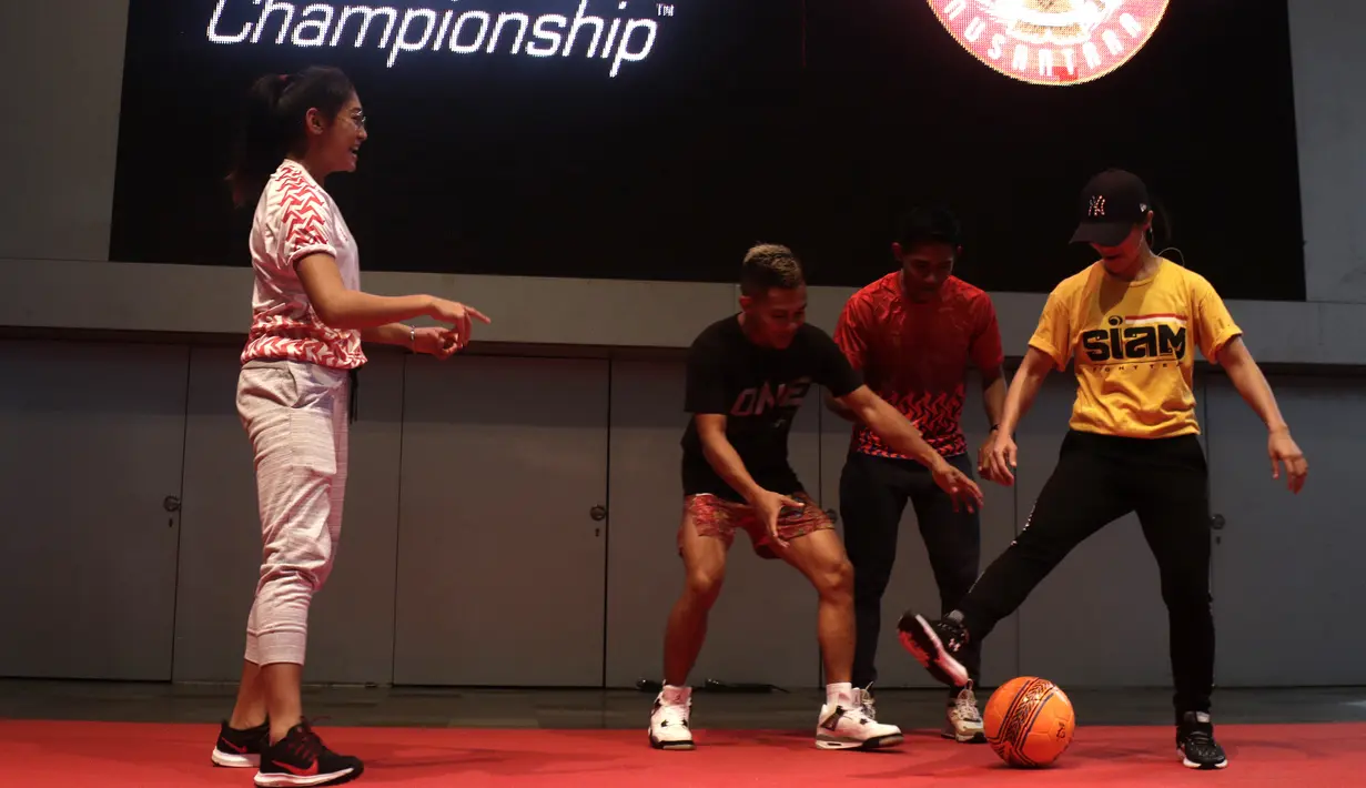 Petarung One Championship, Priscilla Hertati Lumban Gaol, saat acara meets and greet ONE Championship dan Timnas Indonesia di Gandaria City Mall, Jakarta, Sabtu (25/1). ONE Championship dan PSSI bersinergi untuk pengembangan atlet di Tanah Air. (Bola.com/Yoppy Renato)