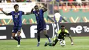 Bek Senegal, Bouna Sarr berebut bola dengan pemain Cape Verde, Ryan Mendes dan Dylan Tavares pada pertandingan 16 besar Piala Afrika 2021 di Kouekong Stadium, Selasa (25/1/2022). Senegal melaju ke perempatfinal setelah susah payah menang 2-0 atas 9 pemain Cape Verde. (AP Photo/Sunday Alamba)