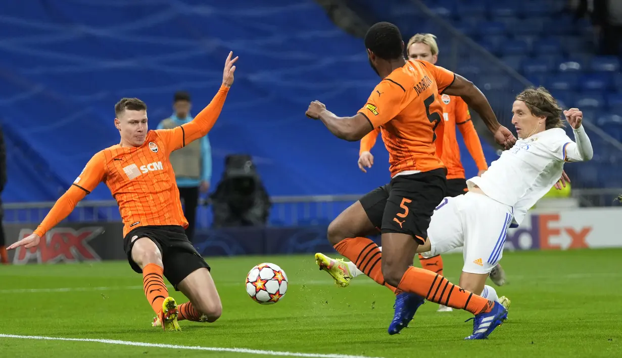 Gelandang Real Madrid Luka Modric berebut bola dengan bek Shakhtar Donetsk, Marlon dalam matchday keempat Grup D Liga Champions di Stadion Santiago Bernabeu, Kamis (4/11/2021) dini hari WIB.  Real Madrid sukses mengalahkan Shakhtar Donetsk dengan skor tipis 2-1. (AP Photo/Manu Fernandez)