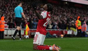 Winger Arsenal, Noni Madueke, berhasil menyumbangkan satu gol saat timnya membungkam Wigan Athletic pada pertandingan putaran keempat Piala FA 2025/2026 di Stadion Emirates, Senin (16/02/2026) malam WIB. (AP Photo/Maja Smiejkowska)