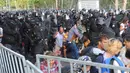 Sejumlah anak kecil terlihat terjebak di tengah bentrokan polisi dengan imigran yang berusaha menerobos pintu perbatasan antara Serbia dan Hungaria di Roszke, Rabu (16/9/2015). (REUTERS/Karnok Csaba)