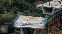 Pekerja menyelesaikan proyek jalan layang Simpang Susun Semanggi, Jakarta, Sabtu (21/1). Pembangunan tersebut merupakan salah satu upaya untuk mengurai kemacetan di kawasan ini, proyek dijadwalkan selesai pada Agustus 2017. (Liputan6.com/Faizal Fanani)