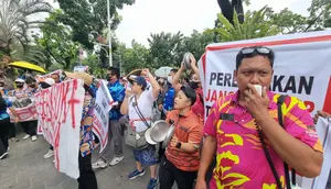 Akses Ditutup Ormas, Karyawan Club de Arjuna Demo Balai Kota