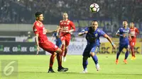 Gelandang Persib, Atep berusaha mengejar bola dari kawalan pemain Arema FC pada laga perdana Liga 1 2017 di Stadion Gelora Bandung Lautan Api, Sabtu (15/4). Persib bermain imbang atas Arema FC dengan skor 0-0. (Liputan6.com/Yoppy Renato)