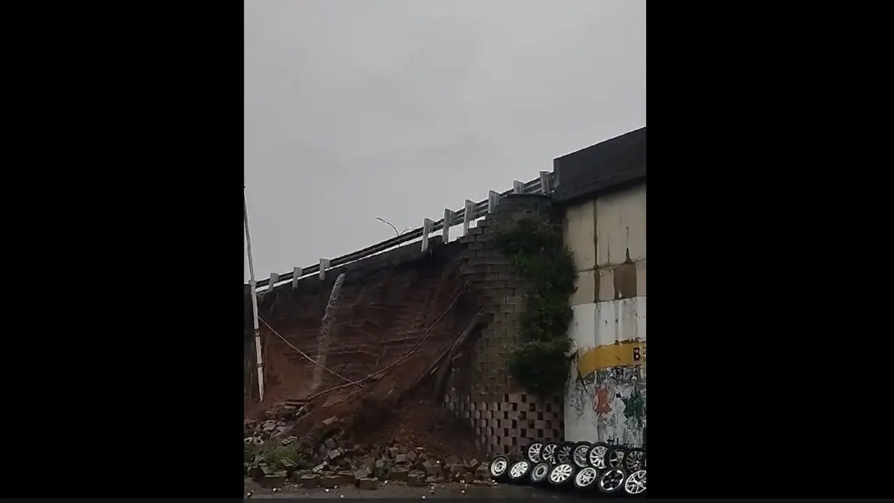 Turap di ruas Tol JORR, Bintaro, Jakarta Selatan diterjang longsor pada Sabtu (6/7/2024). Detik-detik diabadikan oleh warga dan rekaman videonya viral di media sosial.