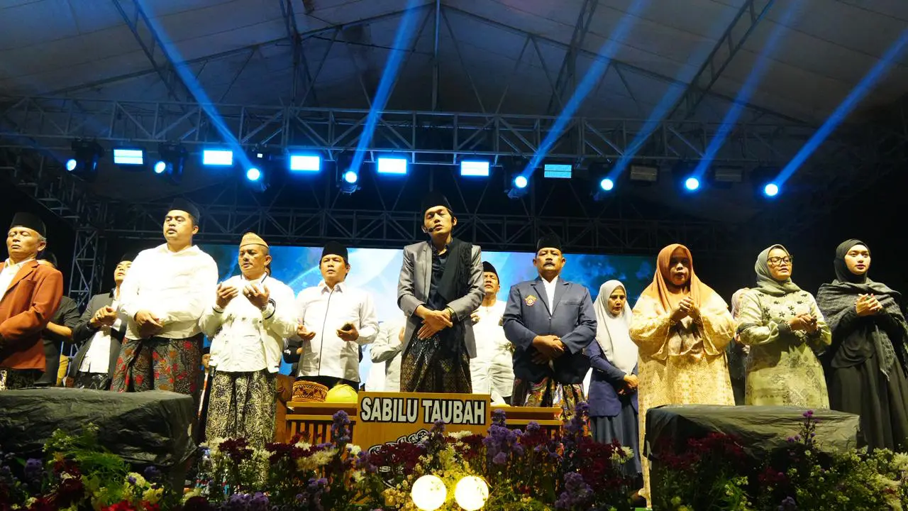 Ribuan jemaah muslim memadati Lapangan Desa Sidorejo, Kecamatan Sekampung Udik, Kabupaten Lampung Timur, Sabtu (20/12/2025) malam (Istimewa)