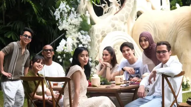 Tissa Biani dan Syifa Hadju saat hadir Gender Reveal Alyssa Daguise pakai baju earthtone. [@diandramarsha]
