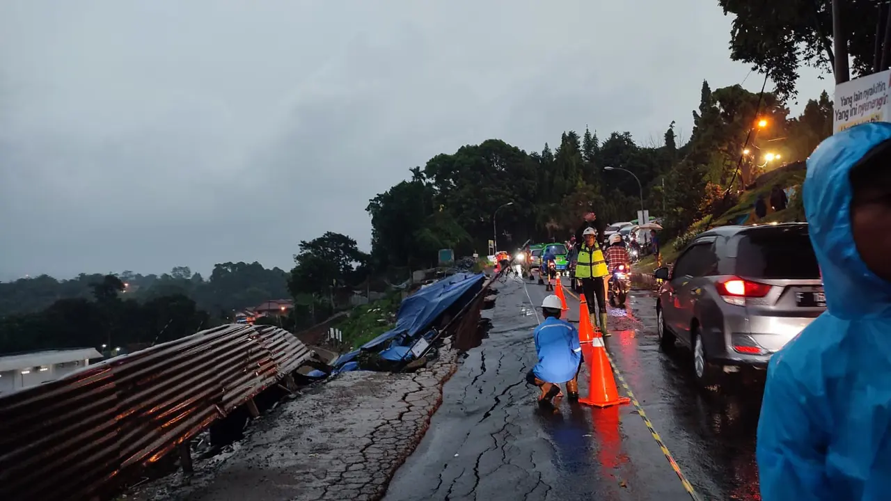 Jalur alternatif Bogor-Sukabumi tepat di Jalan Raya Cipaku, diberlakukan satu arah akibat tanah longsor di lokasi proyek penataan kawasan Stasiun Batu Tulis, Kota Bogor, Kamis (16/11/2023) sore. (Liputan6/Achmad Sudarno)