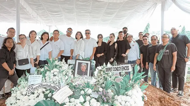 Gisel di makam ibunda Gading Marten (Instagram/gisel_la)