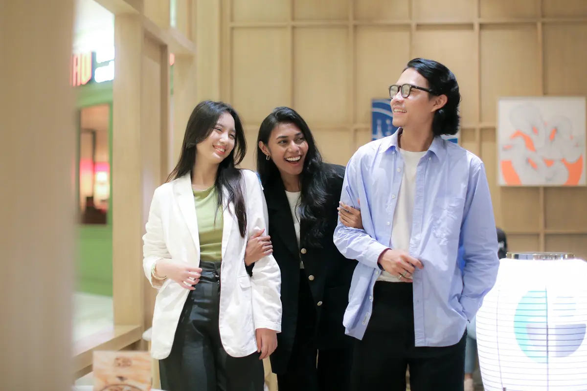 wanita maret dalam pertemanan