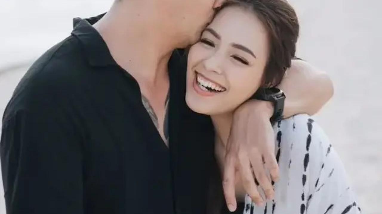 Terlepas dari itu, Lady dan Rendy kini terlihat sangat bahagia. Banyak orang yang berharap dan mendoakan agar mereka tetap langgeng dan tidak saling mengecewakan.