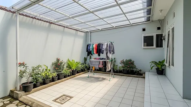Contoh Gambar Jemuran Belakang Rumah Type 36 dengan Atap Transparan yang Adem