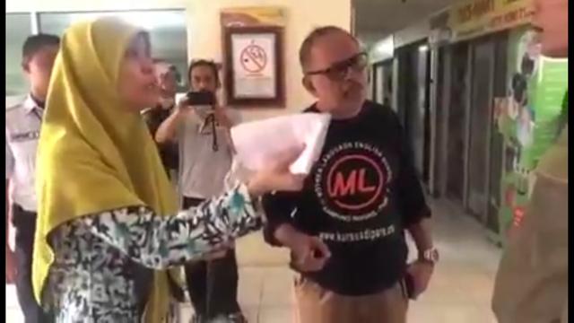 Sebuah video tentang dugan pencopotan paksa Bendera Merah Putih di sebuah apartemen di Jakarta Selatan, viral.