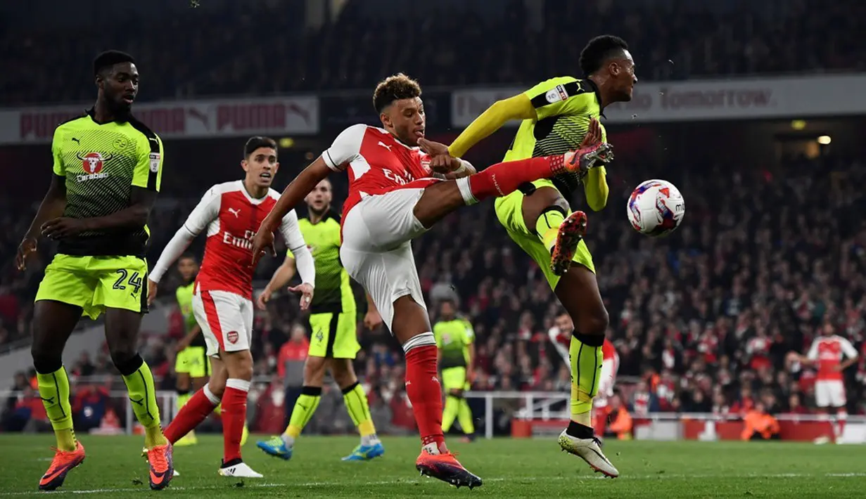 Pemain Arsenal, Alex Oxlade-Chamberlain, mencetak gol ke gawang Reading dalam laga 16 besar Piala Liga Inggris di Stadion Emirates, Rabu (26/10/2016) dini hari WIB. (Reuters/Dylan Martinez)