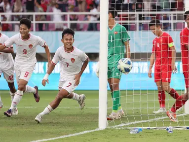 Pemain Timnas Indonesia U-16, Muhamad Zahaby Gholy melakukan selebrasi setelah mencetak gol ke gawang Vietnam pada laga perebutan tempat ketiga Piala AFF U-16 2024 di Stadion Manahan, Solo, Jawa Tengah, Rabu (7/3/2024). (Bola.com/Abdul Aziz)