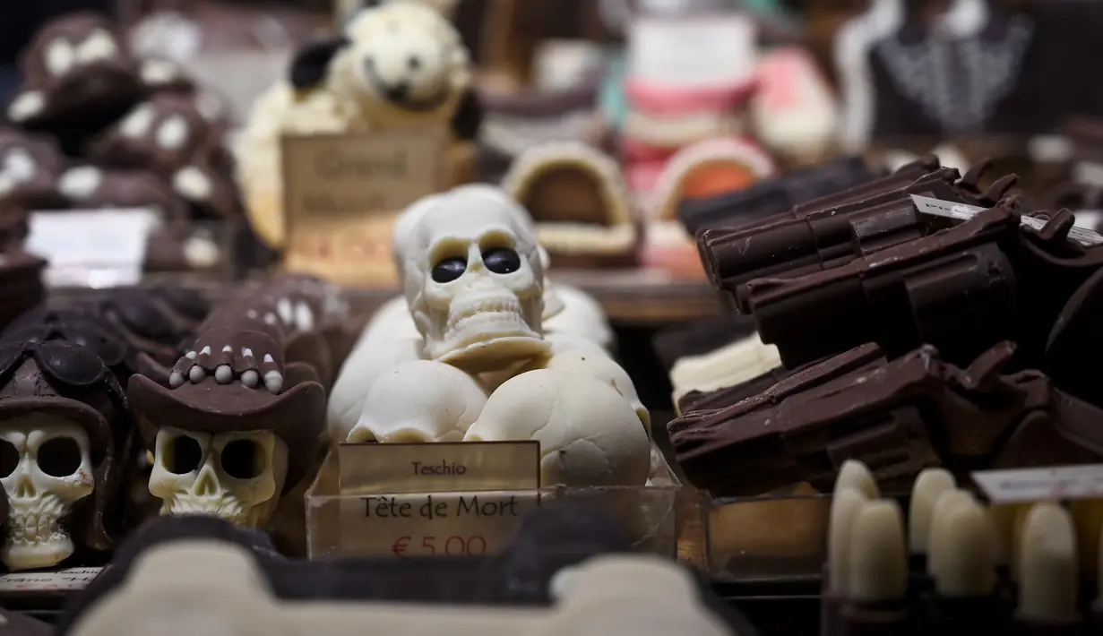 Kreasi cokelat yang berbentuk tengkorak ditampilkan selama Chocolate Fair di Brussels, Belgia pada 21 Februari 2019. Edisi ke-6 Chocolate Fair berlangsung mulai 22 Februari 2019 hingga 24 Februari mendatang. (Photo by EMMANUEL DUNAND / AFP)