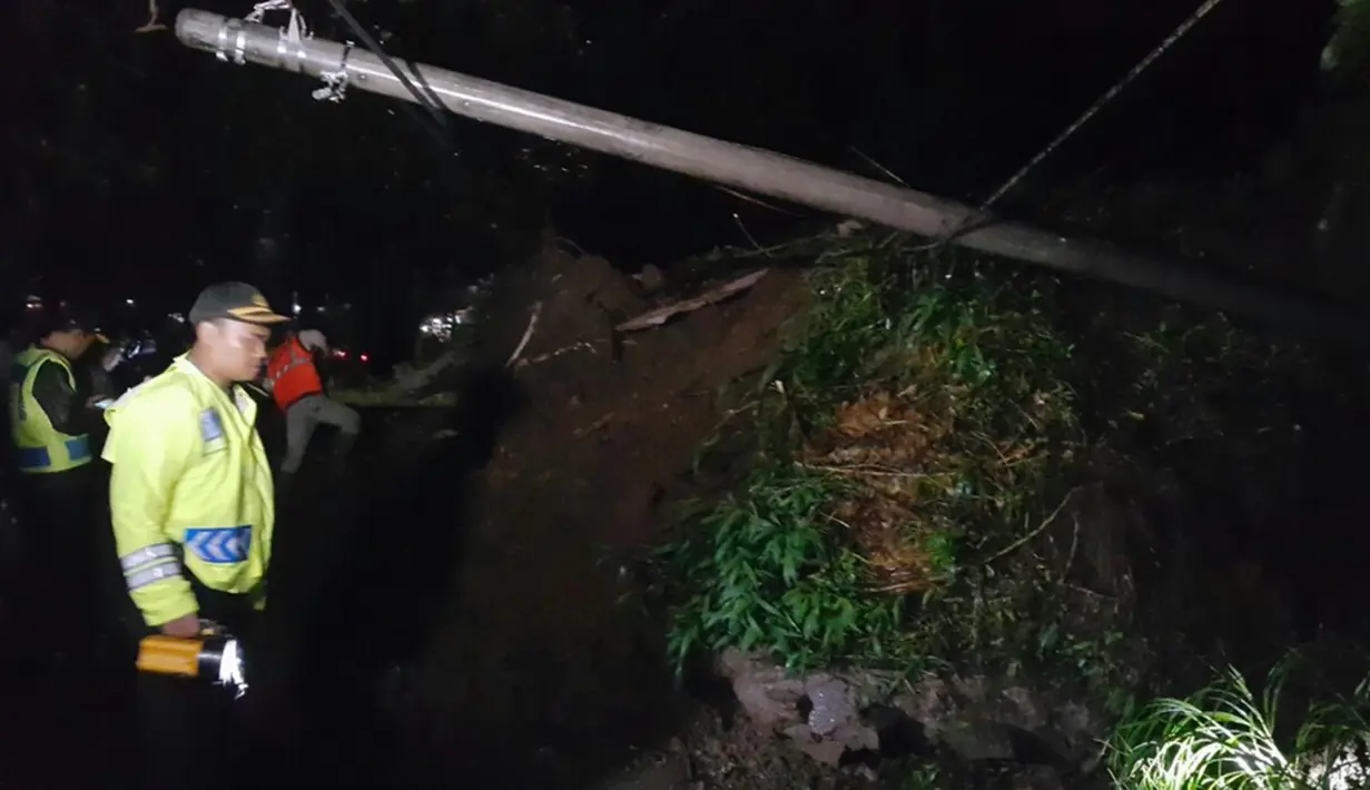 Hujan deras di wilayah Cianjur menyebabkan longsor di jalur Puncak Desa Cibeureum, Cianjur, Rabu (13/1/2016). Akibat longsor tersebut kendaraan yang akan menuju Cianjur atau Bandung dialihkan melalui Sukabumi atau Jonggol. (Twitter/@Sosmed_Info)