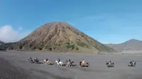 Gunung Batok terletak berdekatan dengan Gunung Bromo dan Gunung Semeru. (Dok: Instagram @antonchandra)