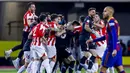 Para pemain Athletic Bilbao melakukan selebrasi usai menjuarai Piala Super Spanyol di Stadion La Cartuja, Minggu (17/1/2021). Athletic Bilbao menang 3-2 atas Barcelona. (AP/Miguel Morenatti)