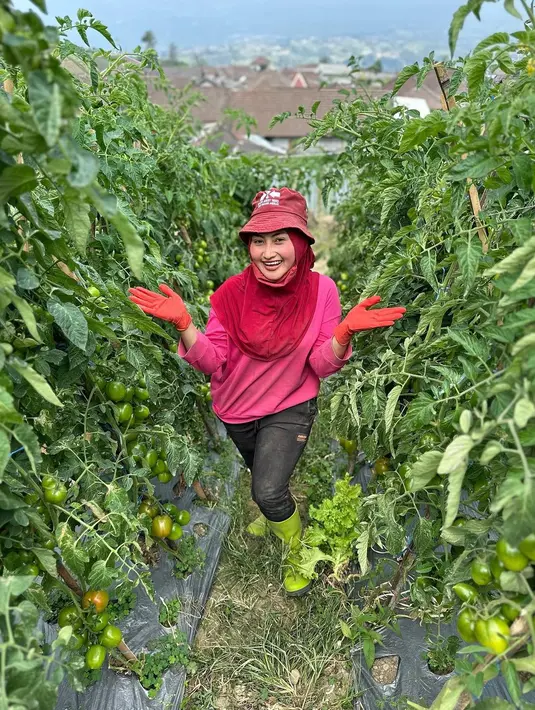 Diusianya yang masih muda, ia pantas diacungi jempol memutuskan menjadi petani. Mantan biduan itu kerap membagikan kegiatannya sebagai petani. [Instagram/novilisty_]