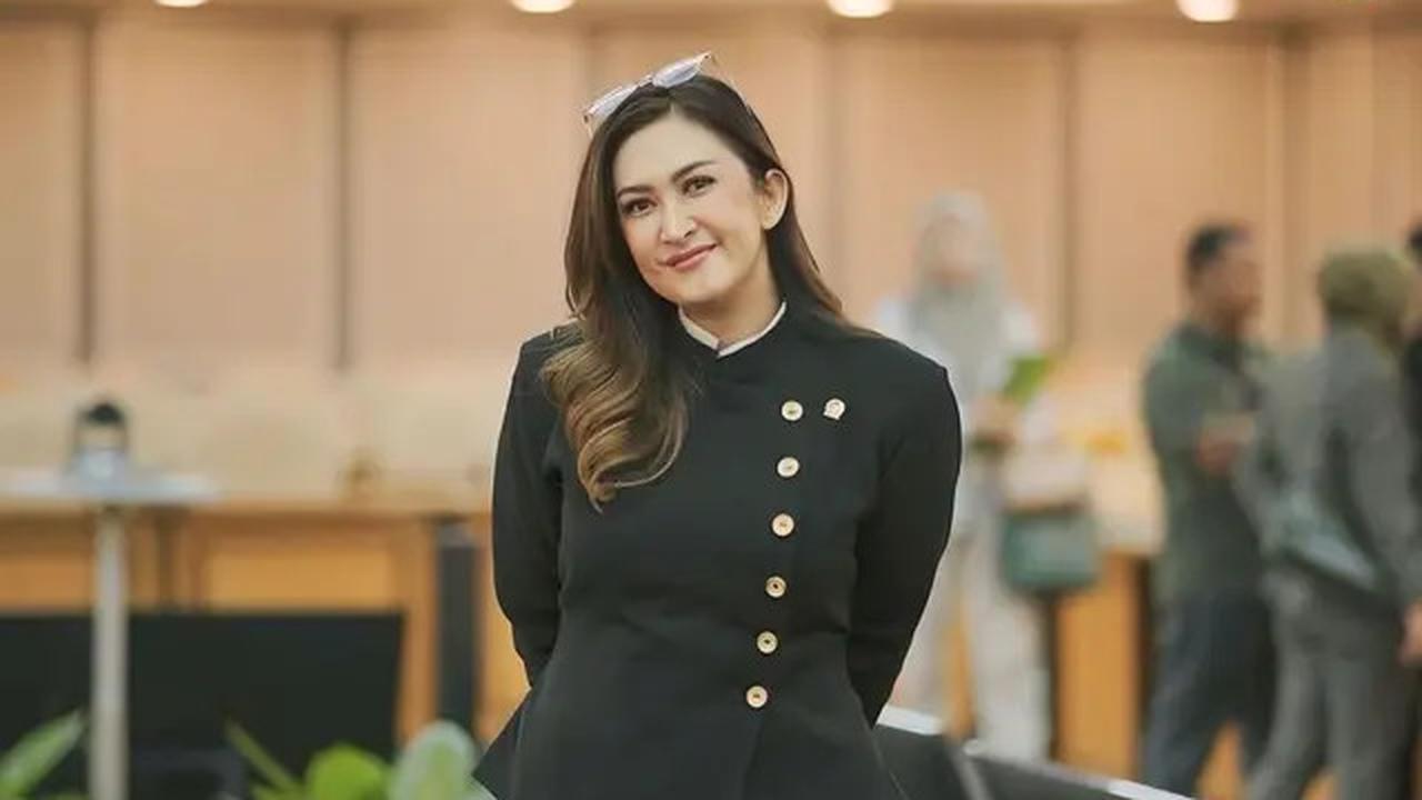 Tampil Menarik dengan Kebaya Aksen Kancing Depan, dari Azizah Salsha hingga Mikha Tambayong