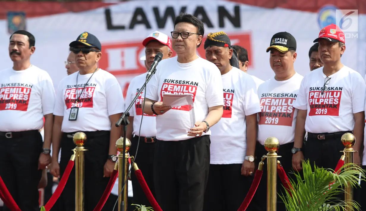 Mendagri, Tjahjo Kumolo (tengah) membaca ikrar lawan kampanye hoax dan berujar kebencian saat apel bersama ASN Kemendagri dan BNPP di Lapangan Monas, Jakarta, Jumat (15/2). Apel diikuti ASN dari kedua instansi tersebut. (Liputan6.com/Helmi Fithriansyah)