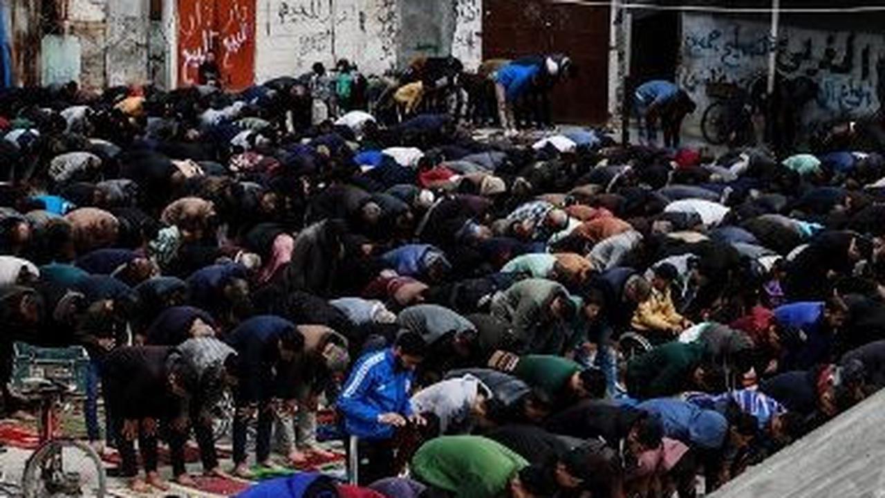 FOTO: Keteguhan Muslim Palestina Laksanakan Salat Jumat di Reruntuhan Masjid yang Dibombardir Israel