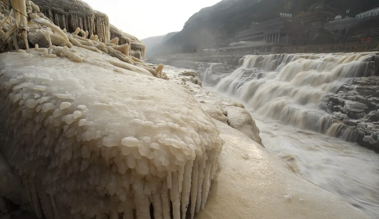 Foto pada 9 Desember 2020 ini menunjukkan pemandangan musim dingin objek wisata Air Terjun Hukou di wilayah Jixian, Provinsi Shanxi, China utara. Air terjun Hukou terletak di daerah perbatasan antara Provinsi Shanxi di China utara dan Provinsi Shaanxi di China barat laut. (Xinhua/Lyu Guiming)