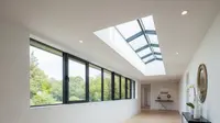 7 Lorong Rumah dengan Skylight Memanjang, Bikin Area Transisi Terasa Terang dan Lapang