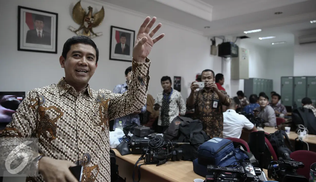MenPANRB Yuddy Chrisnandi berbincang dengan wartawan di Kompleks Istana kepresidenan, Jakarta, Jumat (13/5). Tinjauan tersebut dilakukan untuk melihat aktifitas para wartawan saat menunggu agenda kegiatan kepresidenan. (Liputan6.com/Faizal Fanani)