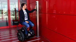 Pencipta MarioWay, Mario Vigentini ketika mencoba temuannya di Taman Ilmiah dan Teknologi "Kilometro Rosso", Italia, 19 Juli 2017. MarioWay merupakan kursi roda listrik berteknologi canggih yang dapat dijalankan tanpa kendali tangan  (MIGUEL MEDINA/AFP)