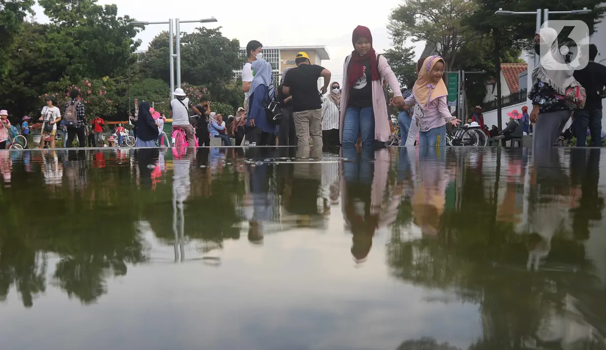Warga menikmati Festival #IniJakarta 2022 di kawasan  Kota Tua, Jakarta, Sabtu (17/9/2022). Ada beragam acara menarik yang diselenggarakan di antaranya adalah forum diskusi, pameran makanan dan minuman, acara musik, hingga sentra vaksinasi COVID-19. (Liputan6.com/Herman Zakharia)