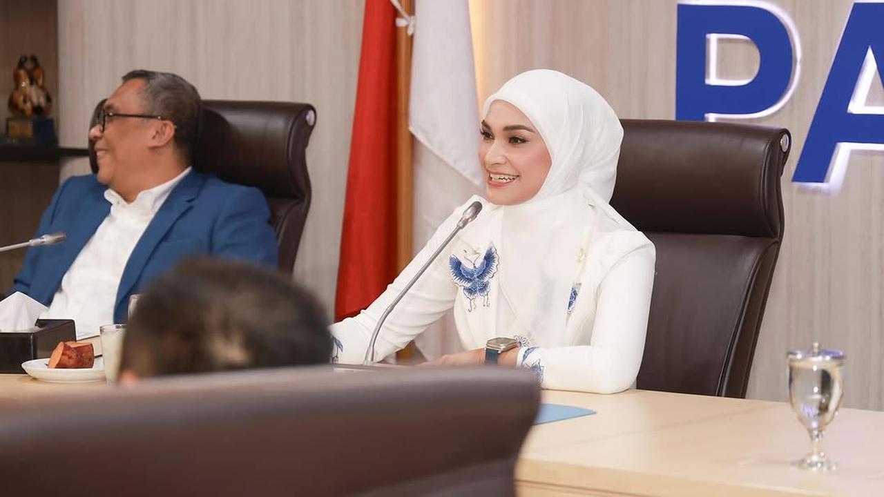Potret Putri Zulhas saat Pimpin Rapat, Auranya Berkharisma