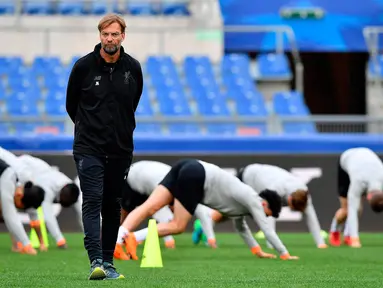 Manajer Liverpool, Juergen Klopp menghadiri sesi latihan tim di Stadion Olimpico, Roma, Italia (1/5). Liverpool akan menghadapi AS Roma di leg kedua semifinal Liga Champions. (Ettore Ferrari / ANSA via AP)