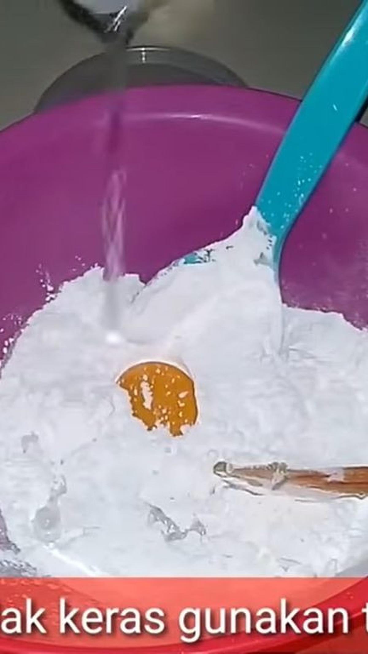 Campur Tepung, Air, dan Telur