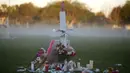 Lilin ditempatkan pada salib untuk menghormati korban pembunuhan massal di  Sekolah Marjory Stoneman Douglas, Pine Trail Park, Florida (16/2). Polisi menangkap mantan mahasiswa Nikolas Cruz (19) karena membunuh 17 orang. (Mark Wilson / Getty Images / AFP)