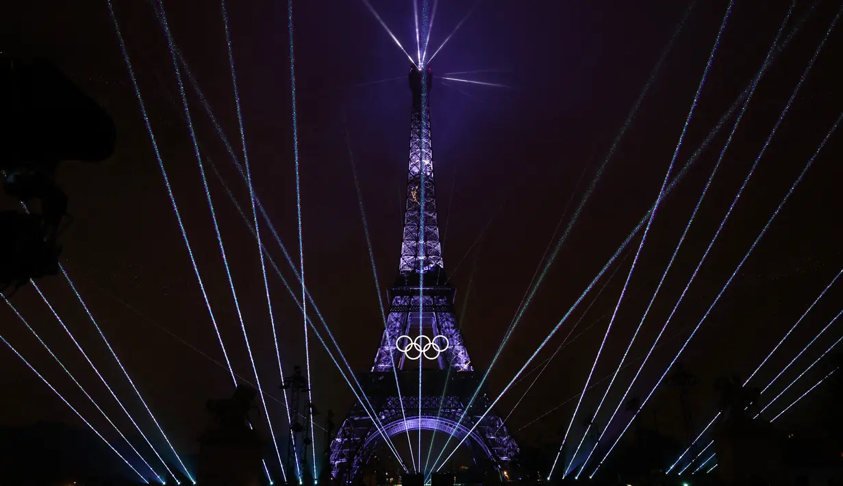 Kilau Menara Eiffel Terangi Langit di Pembukaan Olimpiade Paris 2024