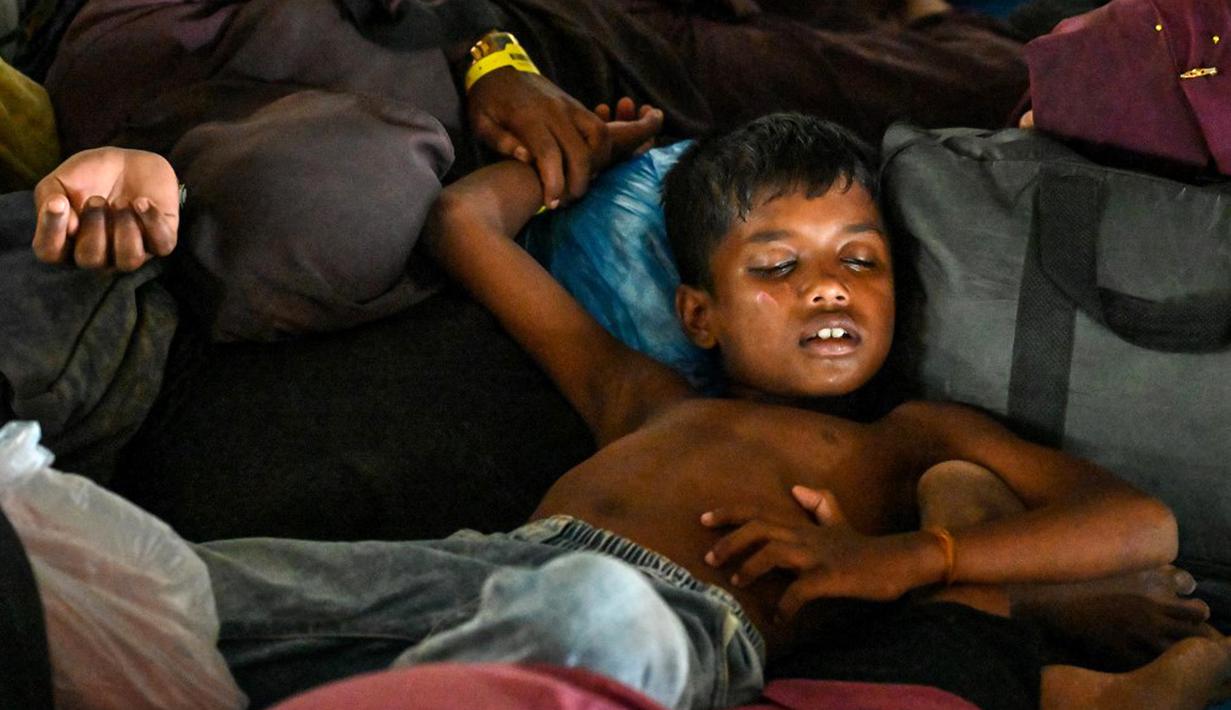 Mereka ditampung di lahan parkir bawah gedung dengan kondisi seadanya. (CHAIDEER MAHYUDDIN/AFP)