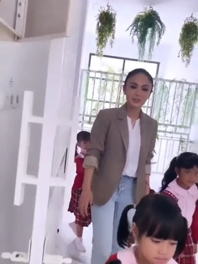 Yuni Shara di Sekolah PAUD Cahaya Permata Abadi